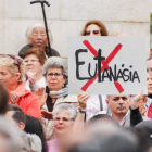Protesta contra la eutanasia a las puertas del Parlamento luso durante el debate. TIAGO PETINGA