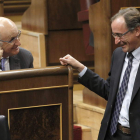 Josep Antoni Duran Lleida conversa con Alfonso Alonso, ayer, en el Congreso.