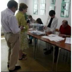 Dos leoneses votando en uno de los colegios de la capital provincial