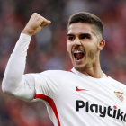 El futbolista del Sevilla André Silva celebra su gol ante el Valladolid. JOSÉ MANUEL VIDAL.