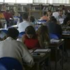 Un grupo de estudiantes prepara los exámenes de septiembre en una biblioteca