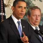 Obama durante declaraciones sobre la situación financiera junto a Lawrende Summers.