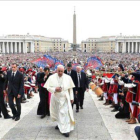 El papa Francisco a su llegada a la Plaza de San Pedro del Vaticano para presidir la audiencia general semanal.