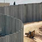 Una excavadora militar israelí trabaja en la construcción del muro en la localidad de Abu Dis