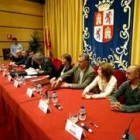 Los representantes sindicales, junto a Guisasola, durante la reunión