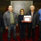 Natalia Rodríguez recibió una placa de manos de los integrantes del Club de Pelota Leonés.