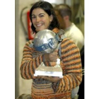 María José Rienda exhibe el trofeo del tercer puesto en la Copa Mundial