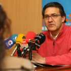 El portavoz del PP en Cacabelos, Adolfo Canedo, ayer en la sede principal de su partido en Ponferrad