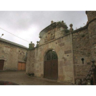 Fachada del palacio de Riolago antes de su última rehabilitación llevada a cabo por la Junta de Castilla y León en el 2009.