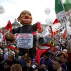 Imagen de la manifestación celebrada ayer en el centro de Roma contra el primer ministro.