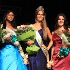 En el centro, la Reina de las Fiestas de la Encina de este año, Judith Leiva, junto a sus dos damas de honor.