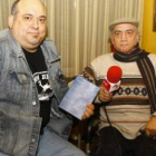 Zapico, junto a su padre Felipe, crítico taurino de TVCyL, en la presentación de la obra.