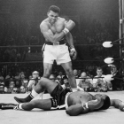 El 25 de mayo de 1965 Muhammad Ali, aún llamado entonces Cassius Clay, en su enfrentamiento con Sonny Liston, en Maine.