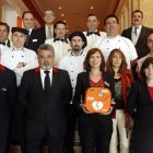 Los trabajadores del hotel Conde Luna posan con el nuevo desfibrilador.