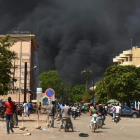 Momento de la explosión cerca de la sede de las fuerzas armadas de Burkina Faso y del centro cultural francés