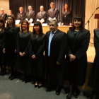 Los ocho nuevos colegiados, con Fernando Álvarez a la derecha, y la Junta Directiva del Colegio al fondo.