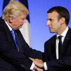 Trump y Macron se saludan tras su rueda de prensa conjunta.