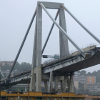 Los escombros del puente que ha colapsado en Génova.