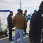 La Guardia Civil detuvo el autocar en el que viajaba el joven. DL