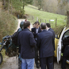 El presidente asturiano, Javier Fernández, visitó Cangas para interesarse por el accidente.