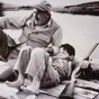 Una antigua fotografía de Ernest Hemingway con su hijo pescando