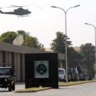 Soldados de la armada paquistaní toman posiciones en el cuartel general de Rawalpindi.