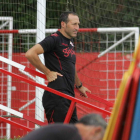 Tomás Hervás sigue el entrenamiento de su equipo en las instalaciones gijonesas de Mareo.