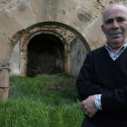 El investigador Ramón Gutiérrez, junto al arco de entrada al antiguo santuario de Santa Catalina de Almanza.