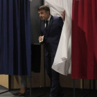 El presidente de Francia, Emmanuel Macron, tras votar en las legislativas. MICHAEL SPINGLER