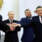 Putin ayer, con los líderes de los territorios ocupados tras la solemne firma de anexión en la sala de San Jorge del Gran Palacio del Kremlin. DMITRY ASTAKHOV