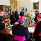 El Papa Francisco, ayer, junto a los cardenales para analizar la reforma de la Curia.