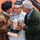 Arantxa Sánchez Vicario, besada por sus padres, Marisa y Emilio, tras ganar en París en 1994.