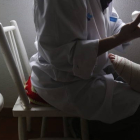 Imagen de archivo de una enfermera con un paciente en un pueblo de El Bierzo. JESÚS