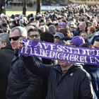 Un aficionado sostiene una bufanda de la Fiorentina durante el funeral de Davide Astori