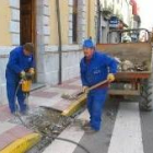 Dos empleados municipales trabajan en Fernández Cadórniga