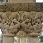 Detalle de uno de los capiteles del claustro románico.