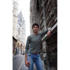 El joven piloto leonés con la Catedral de León al fondo. JESÚS