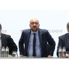 El primer ministro belga, Charles Michel, en el centro, en su comparecencia tras los atentados en Bruselas.