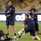 Los jugadores de la selección inglesa entrenan antes del vital compromiso de hoy ante Polonia.