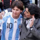 Diego Maradona, a la derecha, defiende al delantero argentino Lionel Messi.