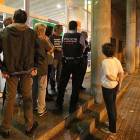 Las instrucciones de los Mossos a los ocupantes de un colegio que será sede electoral para el referéndum en Barcelona.