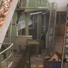 Trabajo en el interior del centro de tratamiento de residuos de San Román de la Vega.