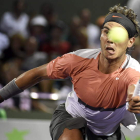 Nadal ejecuta un golpe ganador frente a Hewitt y se ganó el billete a tercera ronda.