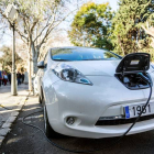 Vista de un coche eléctrico mientras carga la batería en el centro de Palma de Mallorca. LLITERES