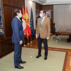 El presidente de la Junta de Castilla y León, Alfonso Fernández Mañueco (i), saluda al presidente de la CEOE, Antonio Garamendi. R. GARCÍA