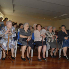La esperanza de vida al nacer continúa siendo mayor en las mujeres que en los hombres.