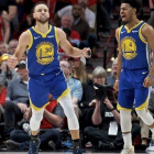 Curry y Cook, de los Warriors, felices tras su nueva victoria.