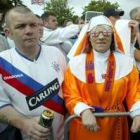 Dos protestantes, miembros de la Orden de Orange, desfilan en Belfast