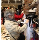 Clientes en una tienda de Ponferrada, en imagen de archivo.