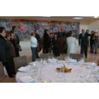 Los visitantes, en el salón principal del Parador de Villafranca, con el mural sobre Pereira elabora